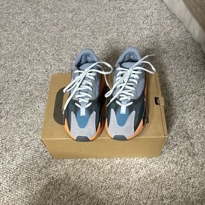 YEEZY BOOST 700 NEVER WORN